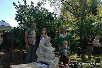 Beeld troostende moeder met kind siert troostplek achter Hazelaarshof