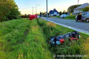 Motorrijder (51) overleeft zware klap op N17 niet, passagier zwaargewond
