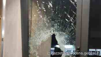 Modena, la Pinseria assaltata con un tombino, sparito il fondo cassa - La Gazzetta di Modena