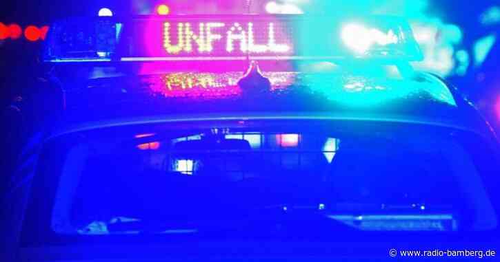 Auto stößt mit Zug zusammen: Fahrer leicht verletzt