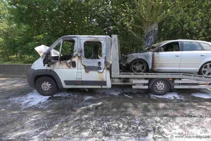 Bestelwagen vat vuur op aansluiting Ring en A12