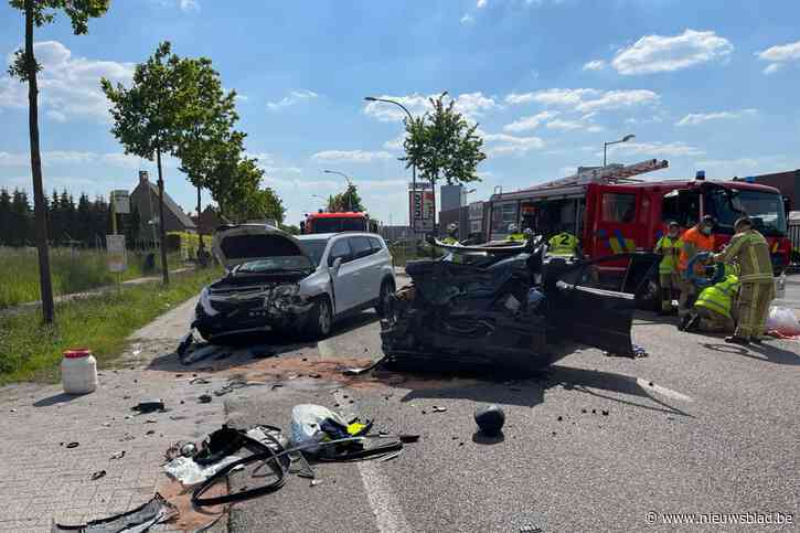 Frontale crash op Sint-Lenaartseweg