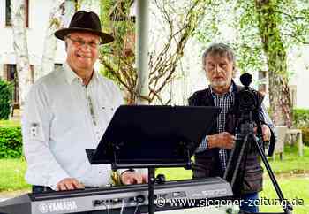 Gregor Kölsch gibt Fensterkonzert im Seniorenheim St. Elisabeth Netphen: Viel Musik, viele Erinnerungen - und ein Film - Netphen - Siegener Zeitung