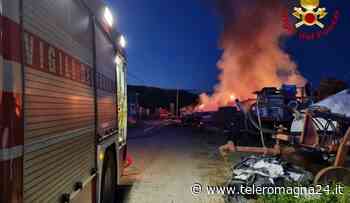 FORLI': Incendio nel fienile, vigili del fuoco al lavoro per ore | VIDEO - Teleromagna24