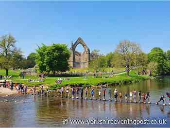 Queues to cross stepping stones at Bolton Abbey as Yorkshire residents enjoy weather - Yorkshire Evening Post