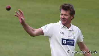 Michael Hogan: Glamorgan bowler agrees new one-year deal