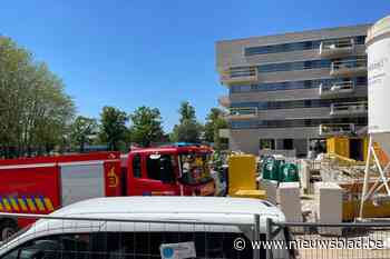 Werkmannen doven beginnende dakbrand op Elysia park: “Veel ergere brand voorkomen” - Het Nieuwsblad