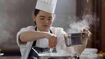 Corona-Jahr 2020: Bruttolöhne im Gastgewerbe stark gesunken - NDR.de