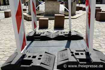 Bronzetafel kommt auf ein Pult - Freie Presse