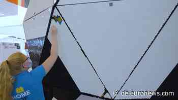 Ein Fußball, gebaut aus 173.600 Lego-Steinen - Euronews