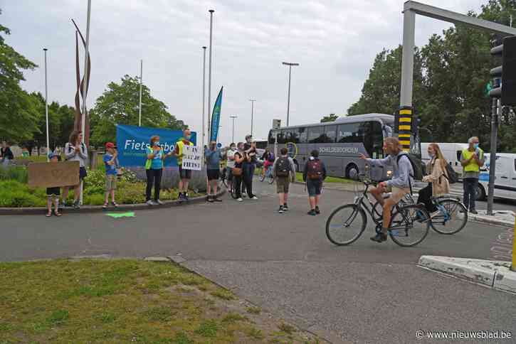 Applaus voor fietsers op gevaarlijk kruispunt<BR />