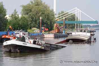 Geladen binnenschip breekt in twee en zinkt op de vaart in Gent