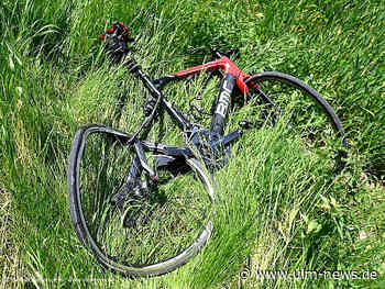 Radfahrer übersieht Auto - 72-Jähriger schwer verletzt