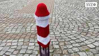 Sehbehinderte setzen ein Zeichen: Ringelmützen auf Pollern sollen in Parchim Stolperstellen aufzeigen | svz.de - svz – Schweriner Volkszeitung