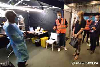 Minister Verlinden bezoekt Lommels vaccinatiecentrum: “Eerst... (Lommel) - Het Belang van Limburg Mobile - Het Belang van Limburg