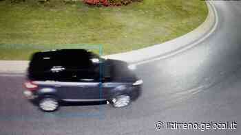 Danneggia cinque auto in sosta e si allontana - Il Tirreno