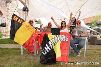 Door al die regeltjes is een groot scherm te duur, dus gaan ze hier voor zestig kleintjes: “Kom supporteren met je tablet of laptop”