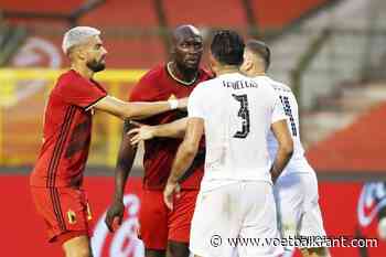 📷 Romelu Lukaku krijgt het aan de stok met Tzavellas en wijkt geen millimeter