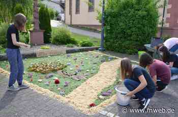 Schweinberger Bürger gestalteten Blumenteppich mit - Hardheim - Nachrichten und Informationen - Fränkische Nachrichten
