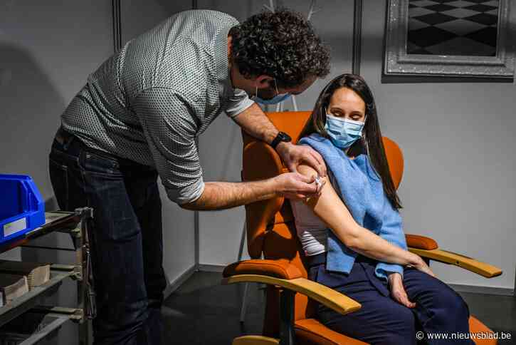 KAART. Kijk hier hoever jouw gemeente staat met vaccineren: “Frustrerend dat we lijken achter te lopen, terwijl we gewoon een oudere bevolking hebben”