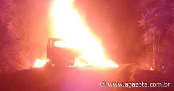 Carreta carregada com madeira pega fogo na estrada em Santa Teresa - A Gazeta ES