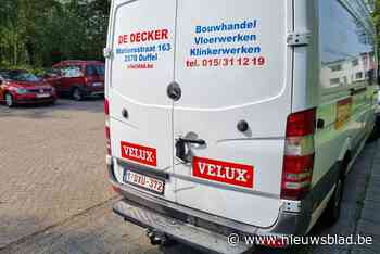 Dieven maken gaten in bestelwagen en roven hem leeg