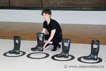 Ode de Kort speelt met voet(not)en