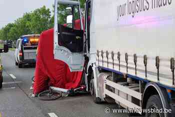 Fietser (78) overleden na klap met vrachtwagen