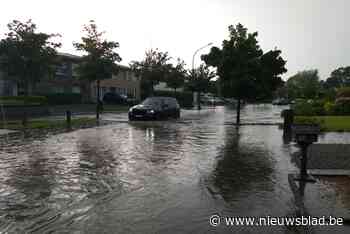 Water spuit uit riooldeksels na wolkbreuk
