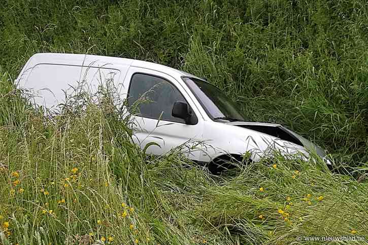 Lange file op E403 nadat auto naast weg belandt