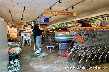 Duizenden liters water lopen supermarkt binnen, maar klanten blijven welkom