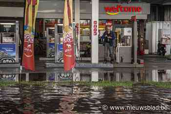 Wolkbreuk zet centrum van Herentals en Turnhout blank, dak logistiek bedrijf stort in