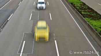 Blitzer-Fahrzeug in Eisenhüttenstadt mit Steinen beworfen - rbb24