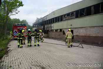 Hout in brand gestoken bij oude loods Kruisdijk Poortugaal - Nieuws op Beeld - Nieuws op Beeld