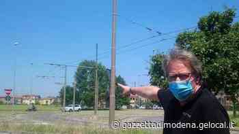 Modena, via Fratelli Rosselli «L’incrocio scambiato per una rotonda: è pericoloso» - La Gazzetta di Modena