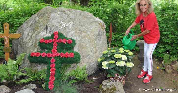 Witwe pflegt das Grab von «Winnetou» Pierre Brice