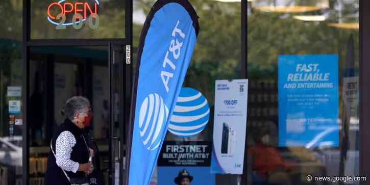 AT&T, Verizon Push Free iPhones for Long-Term Customers - The Wall Street Journal