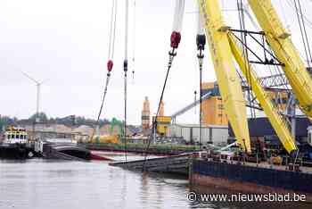File door gebroken schip ‘Renske’ blijft duren: “Tweede kraan nodig voor het wegslepen”