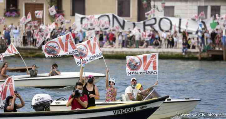Kreuzfahrtschiff legt unter Protesten in Venedig ab