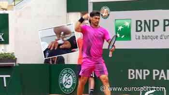 French Open tennis - Fabio Fognini furiously punches his racket, needs medical attention for bloodied hand - Eurosport COM
