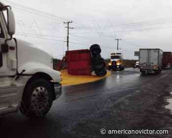 Se vuelca remolque y afecta vialidad en carretera en Vista Hermosa - www.americanovictor.com