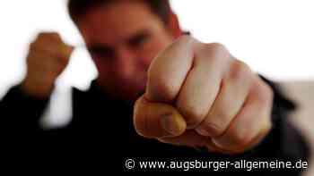 Mann schlägt anderen mit einer Tasche voller Bierflaschen in Senden