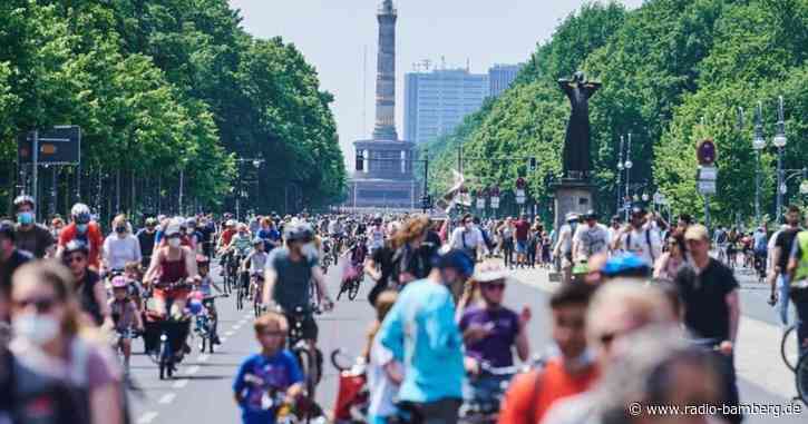 Zehntausende fordern in Berlin auf Fahrrädern Verkehrswende