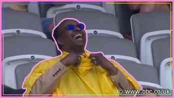 England v New Zealand: 'This is a lesson on how not to put a cagoule on'