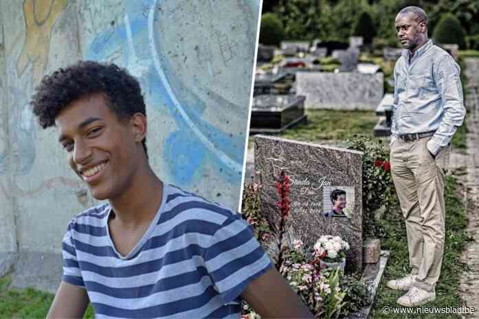 Papa van Sanda Dia voor het eerst oog in oog met groep Reuzegommers die betrokken waren bij dood van zijn zoon