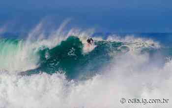 Surfista de Rio das Ostras encara ondas grandes na Praia de Itacoatiara - Jornal O Dia
