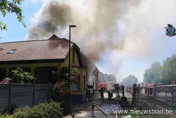 Uitslaande brand verwoest woning: dochter net op tijd gewekt door rookmelder