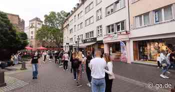 Bonn: Volle Innenstadt - Lange Warteschlangen vor Geschäften - ga.de