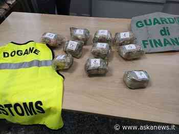 Como, trasportano 2 kg di "erba": arrestati a valico italo-svizzero - Agenzia askanews