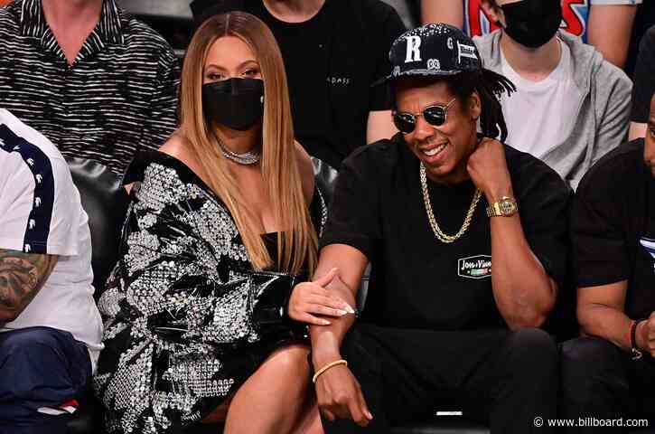 Beyoncé and Jay-Z Look ‘Drunk In Love’ During Courtside Date Night: See the Pics